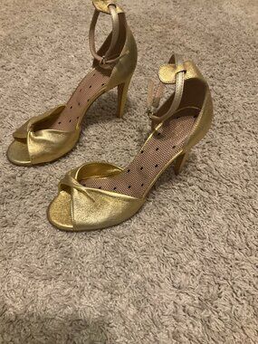 RED VALENTINO STILLETOS HEEL METALLIC GOLD LEATHER SANDALS. SUZE EU 37, US 7.